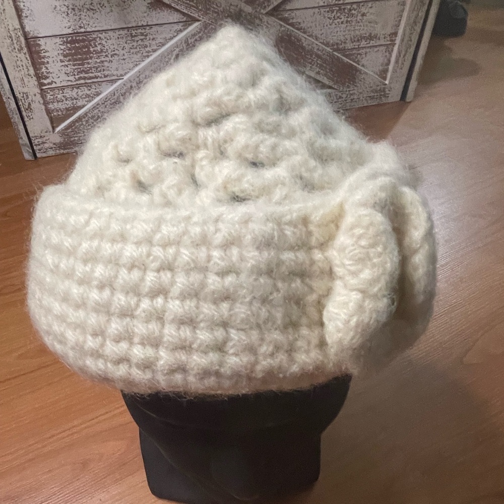 NICE!!VTG JOHN MOLLOY DONEGAL IVORY CABLE KNIT WOOL FLOWER BEANIE HAT